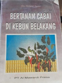 Image of Bertanam cabai di kebun belakang